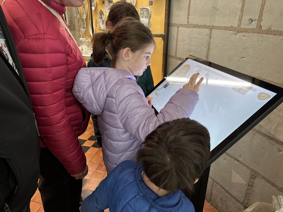 New Interactive Digital Tool at the Château-Musée de Saumur | 18th-Century Faience Experience